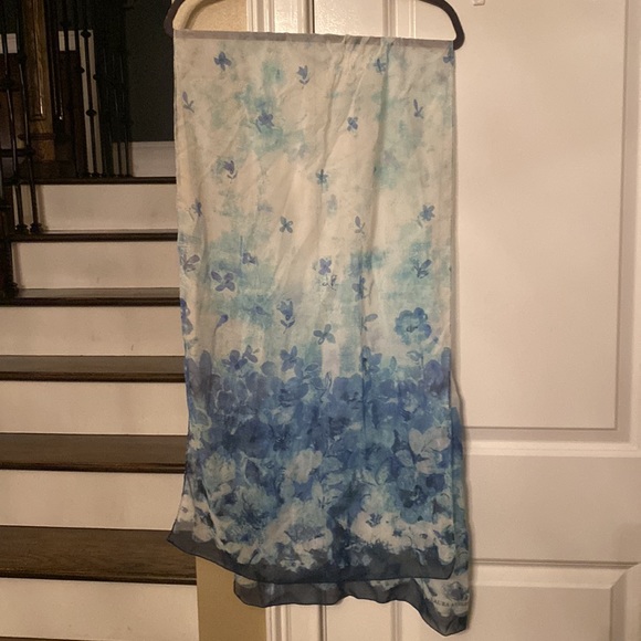 Laura Ashley, long gauzy scarf. 100% polyester, excellent condition. - Picture 2 of 9